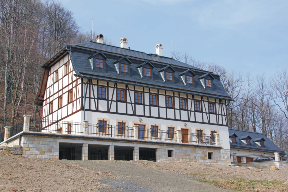 Areál Rozhled v Jiřetíně pod Jedlovou. Architekt/projektant: Ing. Petr Dlouhý; zhotovitel fasády: Ladislav Žítek; investor: soukromý.