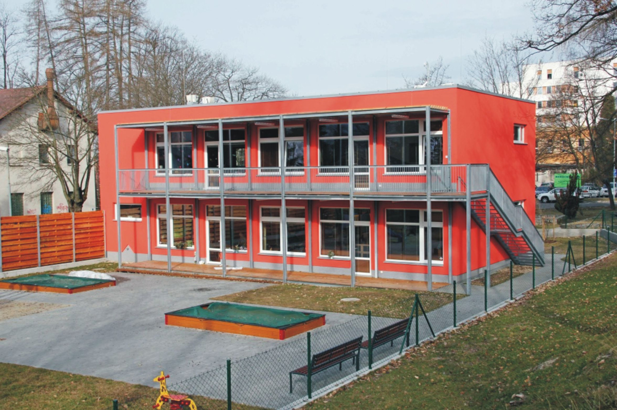 Sloučené zařízení MŠ a jeslí v Jablonci n. Nisou. Architekt/projektant: ATELIER 4, s. r. o., Ing. arch. Pavel Tauš; zhotovitel fasády: ASTRA Mont, spol. s r. o.; investor: Město Jablonec nad Nisou.