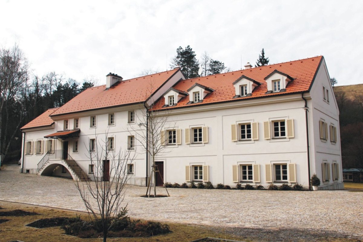 Rohlovský mlýn, Praha 5-Holyně. Architekt/projektant: Ing. arch. Michal Ibl / Ing. Petr Sukdolák; zhotovitel fasády: Rohlovský mlýn, s. r. o.; investor: Rohlovský mlýn, s. r. o.