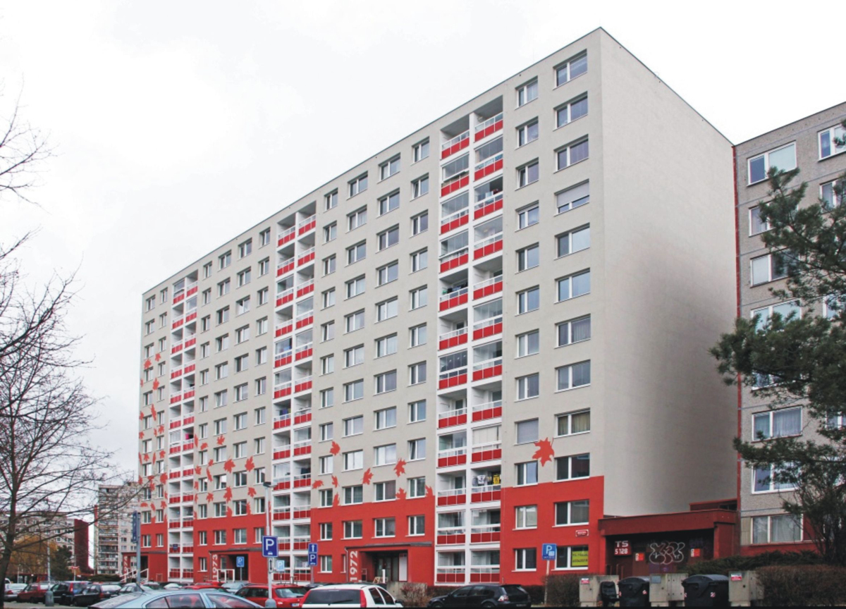 Panelový dům, Praha 3, Hrabákova 1974/1. Architekt/projektant: SKAREA, s. r. o., Ateliér Dům a město, akad. mal. I. Hanzlíková; zhotovitel fasády: JUMAR, s. r. o.; investor: BD Hrabákova 1972–1973–1974.