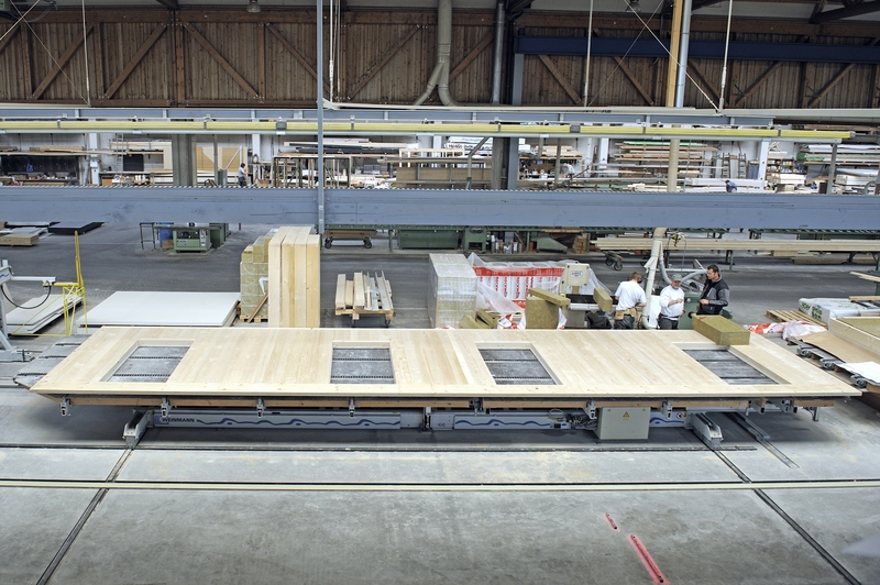 Nosné prvky fasády vznikaly nejprve jako prefabrikáty u firmy Huber & Sohn – základem je dřevěná masivní stěna z vlastního vývoje, oboustranně vyztužená opláštěním ze sádrovláknitých desek FERMACELL. 