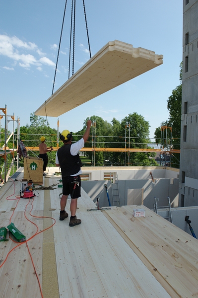 Dřevo je „přiznáno“ i v interiéru - ve vnitřním prostoru jsou částečně viditelné dřevěné stropy a stěny s cílem, aby mohl být vnímán základní stavební materiál budovy.