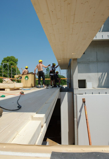 Dřevo je „přiznáno“ i v interiéru - ve vnitřním prostoru jsou částečně viditelné dřevěné stropy a stěny s cílem, aby mohl být vnímán základní stavební materiál budovy.