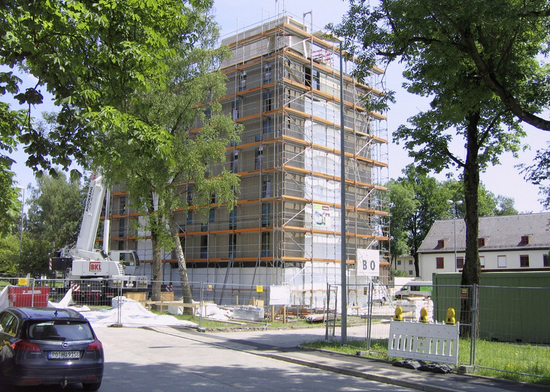 Ve čtvrtek 9. června 2011 byla dokončena montáž 8. podlaží. 