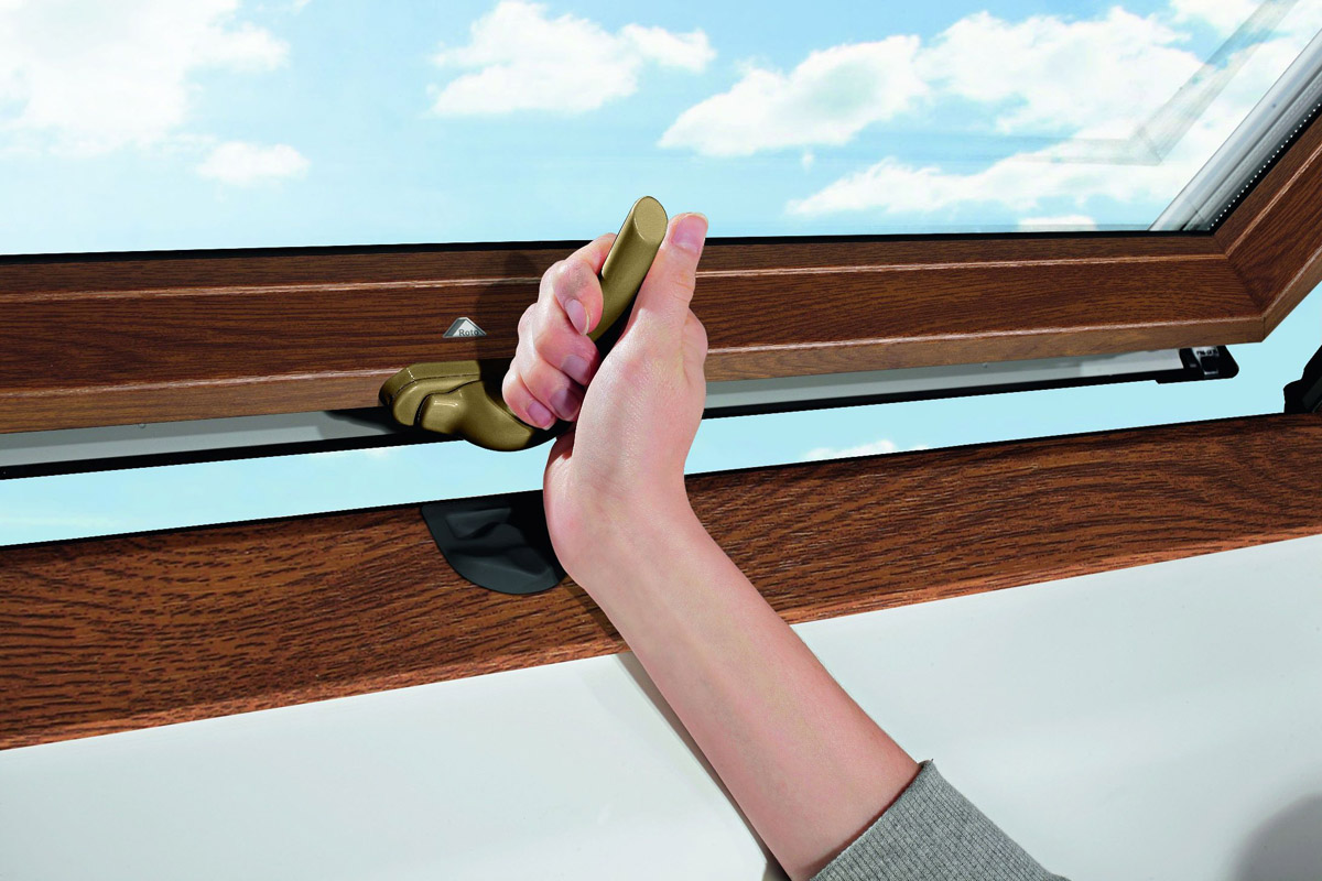 Střešní okno Roto s dekorovou fólií imitující zlatý dub