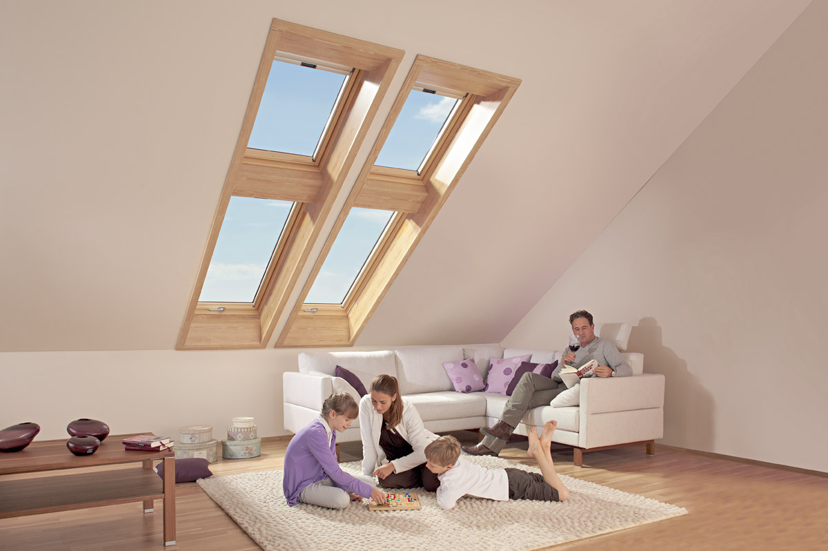 Střešní okno Roto s dekorovou fólií imitující borovici