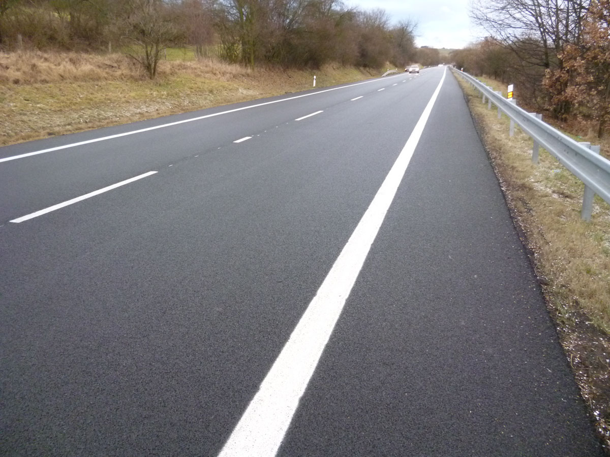 Nová gumoasfaltový povrch PA8 CRmB na silnici I-49 u Zádveřic