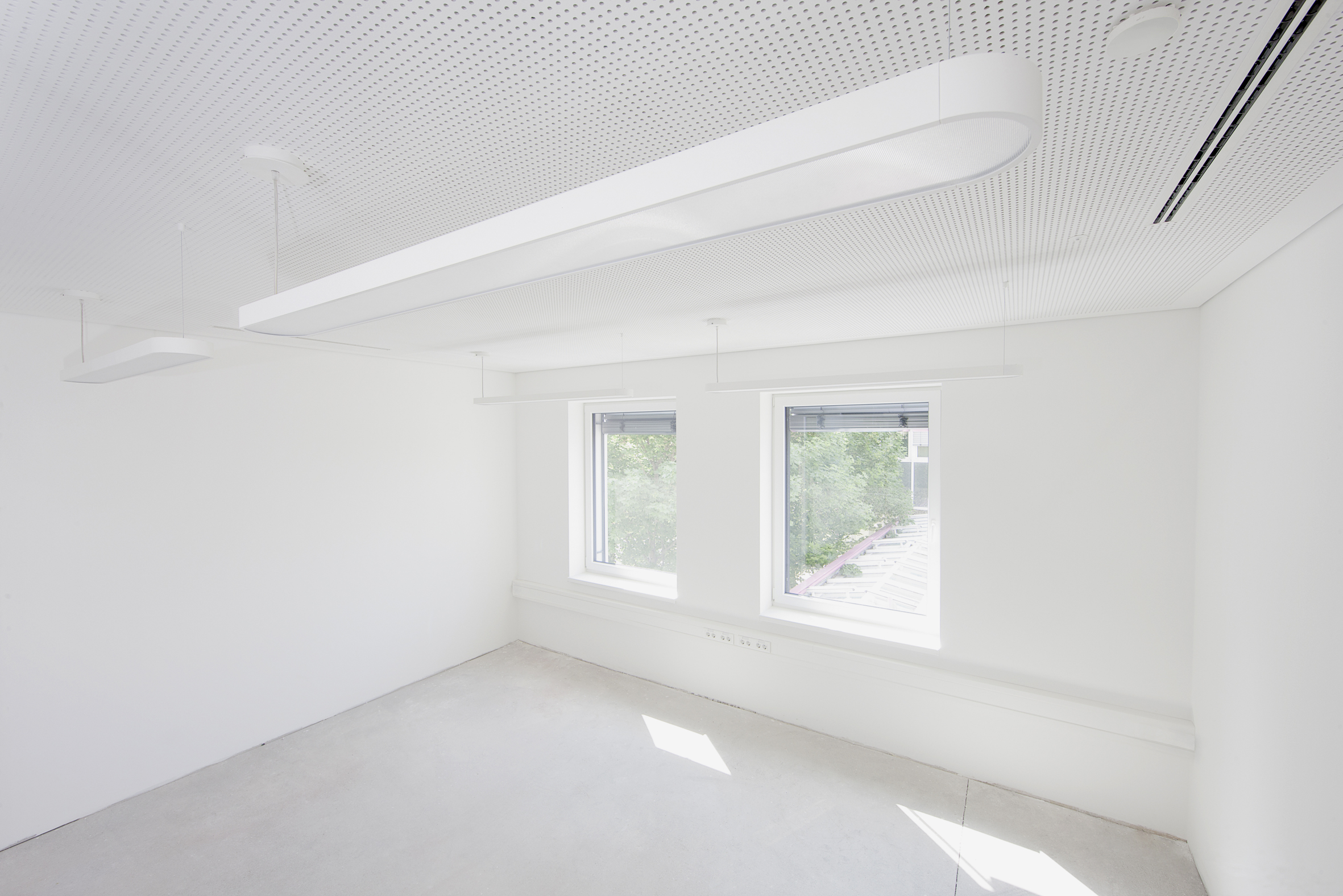 Obr. 6: Rekonstruovaná kancelář s chladicím akustickým stropem 