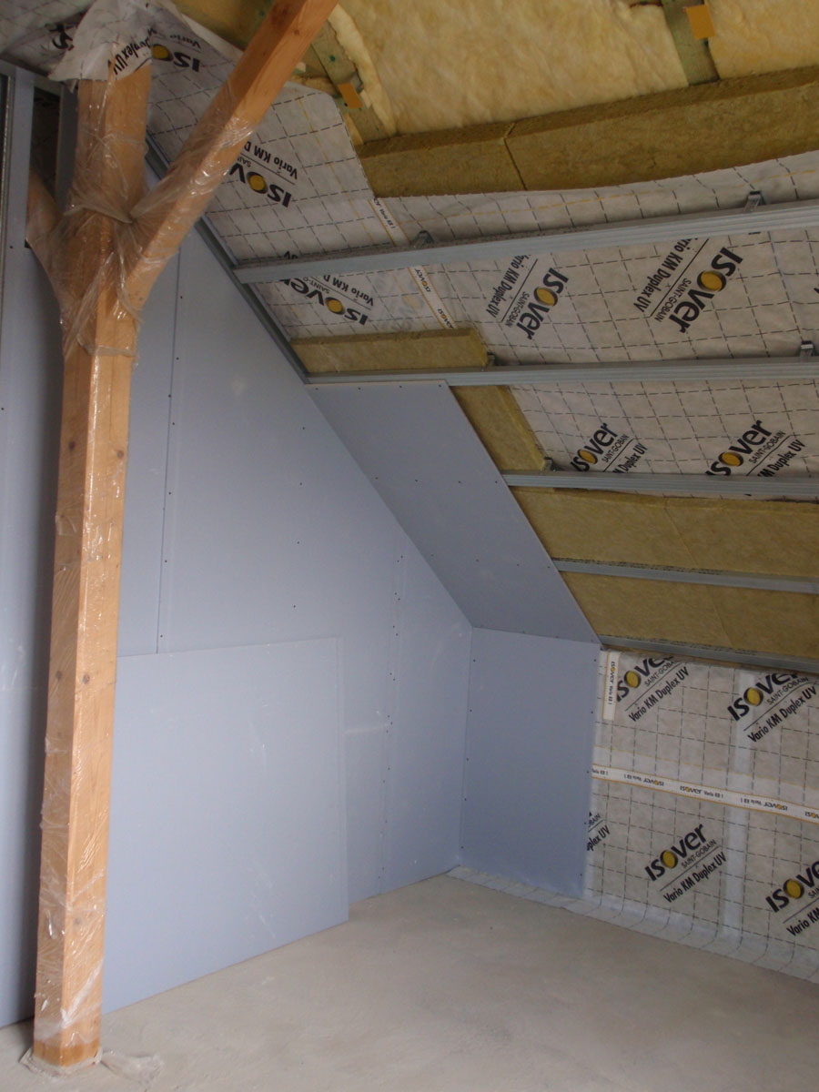 Systémové řešení podkroví s modrými akustickými konstrukcemi Rigips