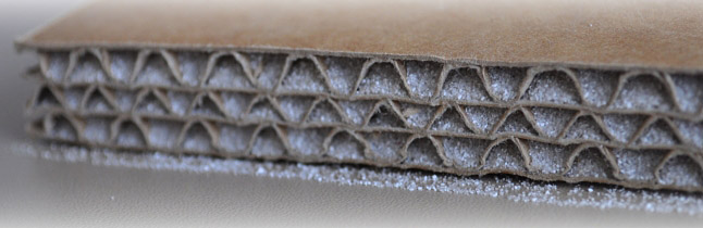 Zvuková vlna prochází jednotlivými vrstvami desky WOLF® a postupně slábne. Dochází tak k jejímu dokonalému utlumení. Při tloušťce pouhých 15 mm jde o nejtenčí zvukověizolační materiál s maximálním tlumicím účinkem.