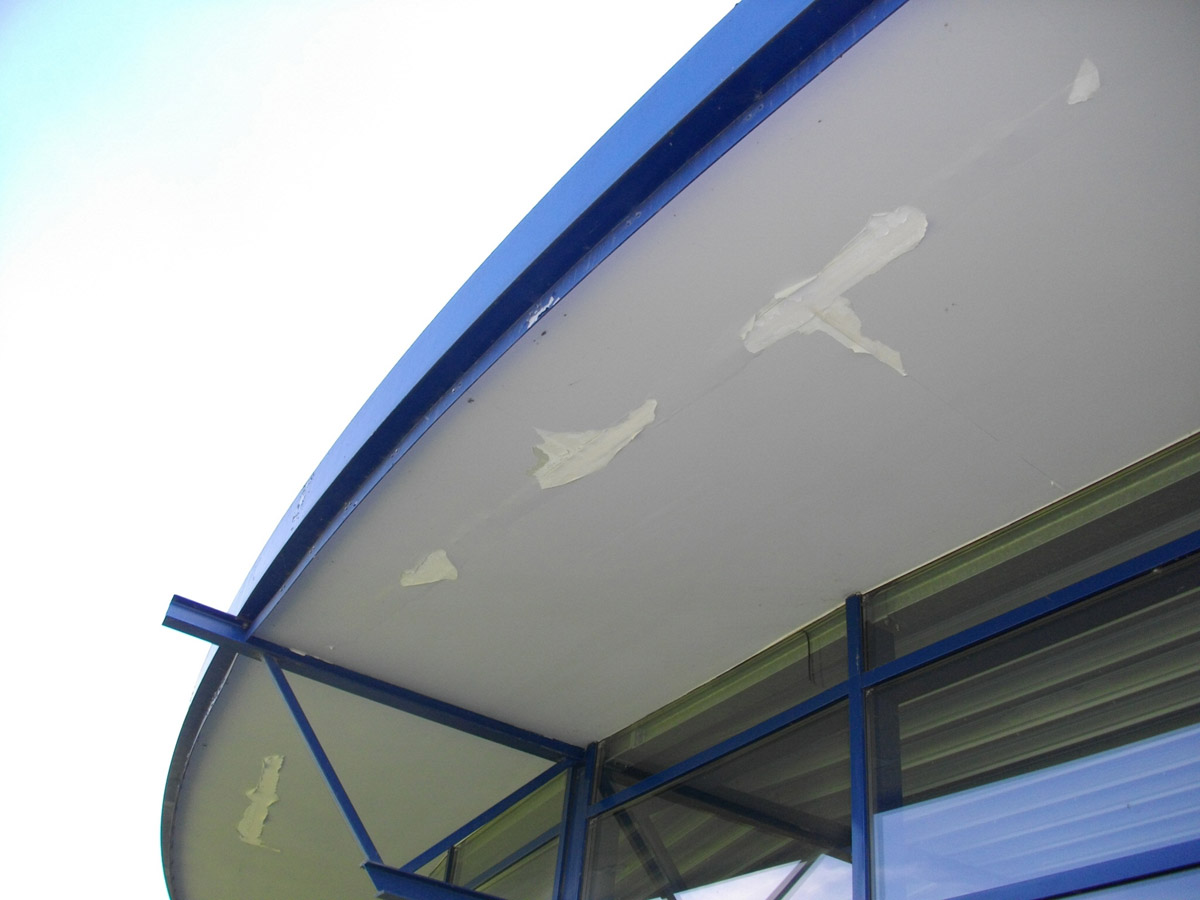 Poškozený podhled – materiál impregnovaná sádrokartonová deska