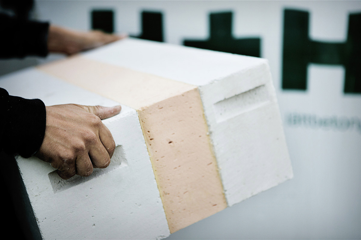 Masivní tvárnice Thermoblock z pórobetonu s integrovanou vysoce efektivní tepelnou izolací Kingspan Kooltherm S3