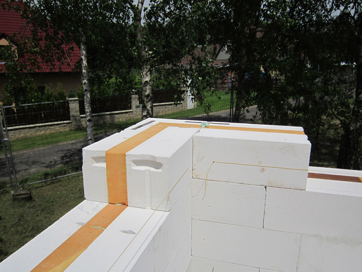 Masivní tvárnice Thermoblock z pórobetonu s integrovanou vysoce efektivní tepelnou izolací Kingspan Kooltherm S3