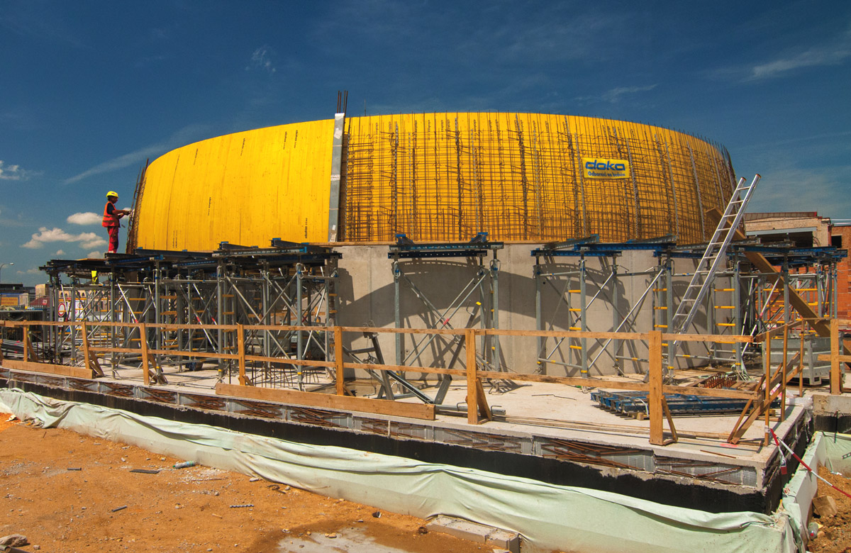 Vyvazování armatury kolem vnitřního bednění pro první ze šesti záběrů bednění