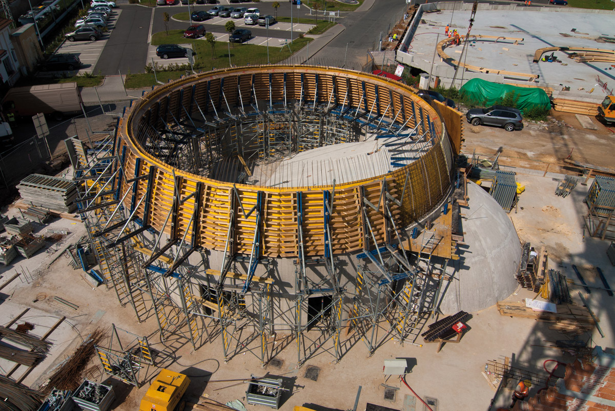 Bednění druhého záběru velké kopule; části bednění jsou podepřeny věžemi Staxo 100, v dalším záběru pak budou vyneseny na odbedněnou plochu