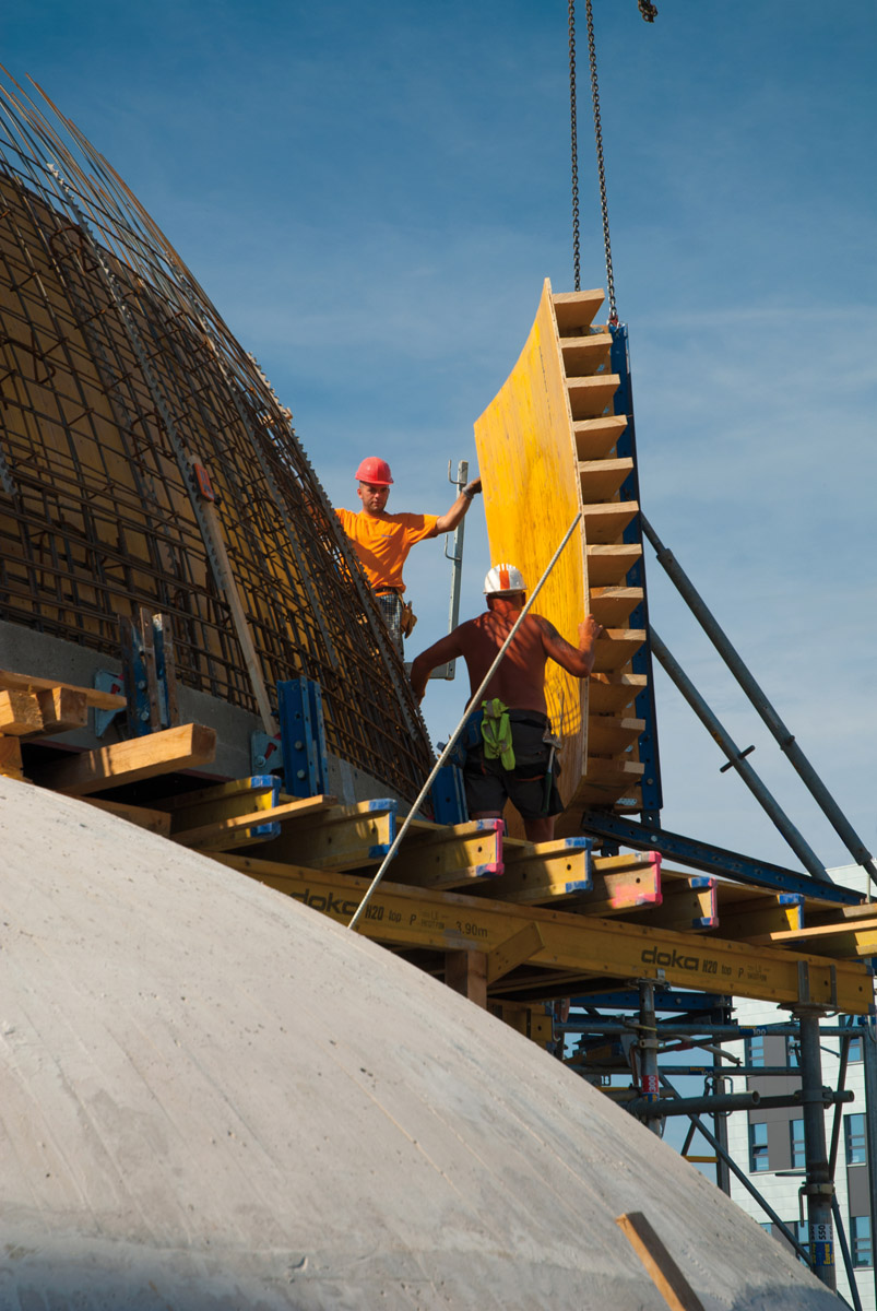 Pasování vnějšího bednění druhého záběru na velké kopuli