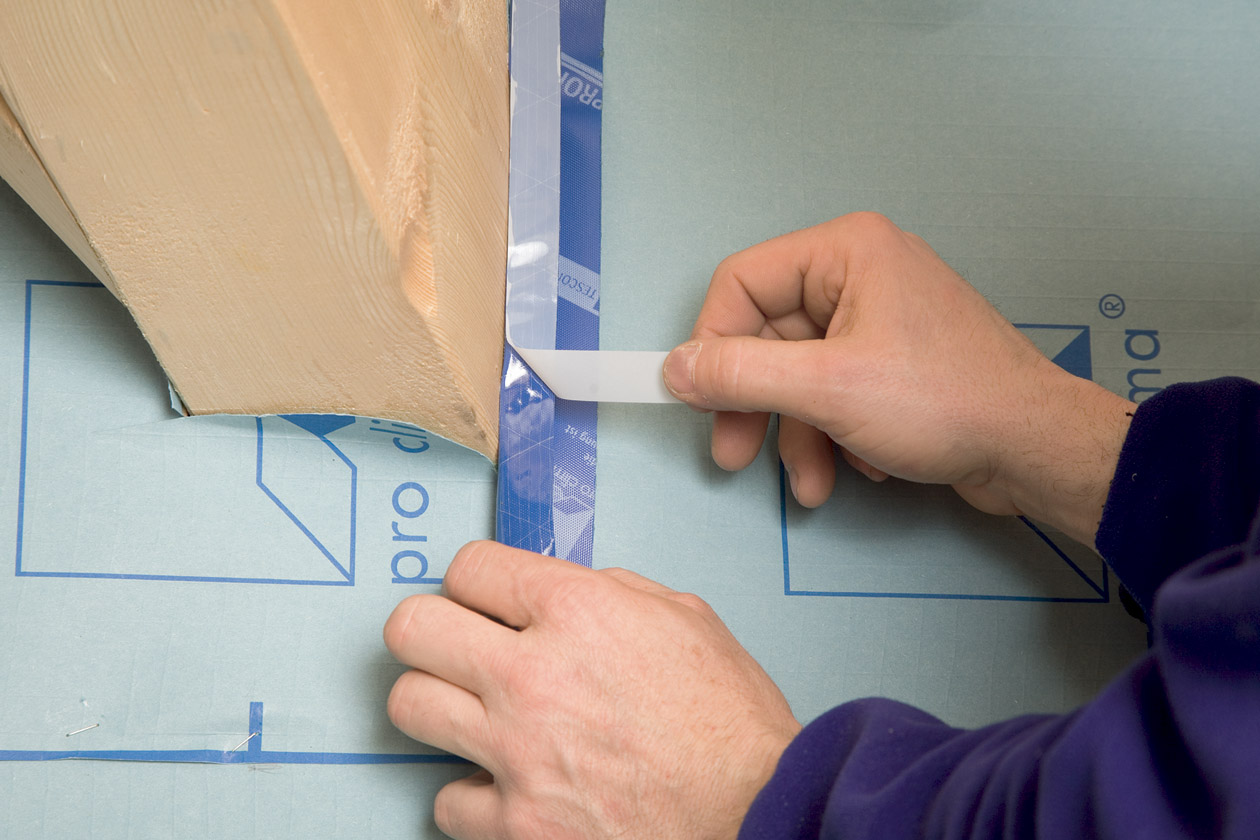 Všechny druhy izolací se velmi dobře kombinují s membránami PRO CLIMA®. Internetové stránky www.pro-clima.cz nabízejí celý sortiment veškerých těsnicích prvků pro všechny typy stavebních materiálů i prostupů konstrukcí. Membrány jsou „inteligentní“, takže v létě jsou více otevřené a podporují vysýchání, v zimě se uzavírají a brání kondenzaci a hromadění vody ve stavbě a tím i vzniku plísní a degradaci izolací, které jsou po zvlhnutí neúčinné.