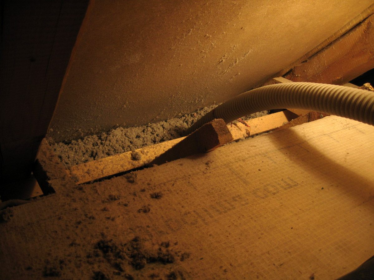 Novostavba – zateplenie podkrovia, pričom odvetranie je tvorené drevovláknitou doskou, izolácia riešená v každom detaile