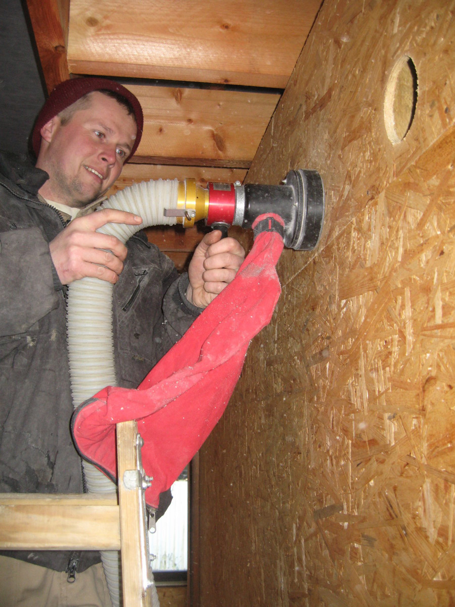 Nejen dodatečné zateplení je dnes doménou izolací aplikovaných foukáním. Stále více uživatelů i výrobců se přesvědčuje o výhodách této metody. Je to mimo jiné proto, že za více než 20 let svého fungování vyvinula firma CIUR celou řadu speciálních montážních postupů i přípravků, které montáž izolací nejen zrychlily, ale i zkvalitnily.