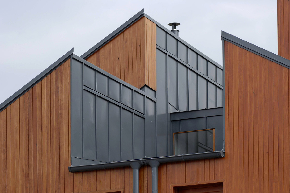 Cena Lindab Seamline v povrchové úpravě Premium 375 Kč/m²; 450 Kč/m² vč. DPH se zárukou 20 let, Lindab Seamline v povrchové úpravě Elite 495 Kč/m²; 594 Kč/m² vč. DPH se zárukou 30 let