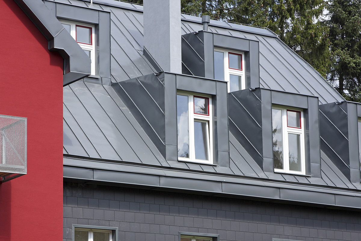 Cena Lindab Seamline v povrchové úpravě Premium 375 Kč/m²; 450 Kč/m² vč. DPH se zárukou 20 let, Lindab Seamline v povrchové úpravě Elite 495 Kč/m²; 594 Kč/m² vč. DPH se zárukou 30 let