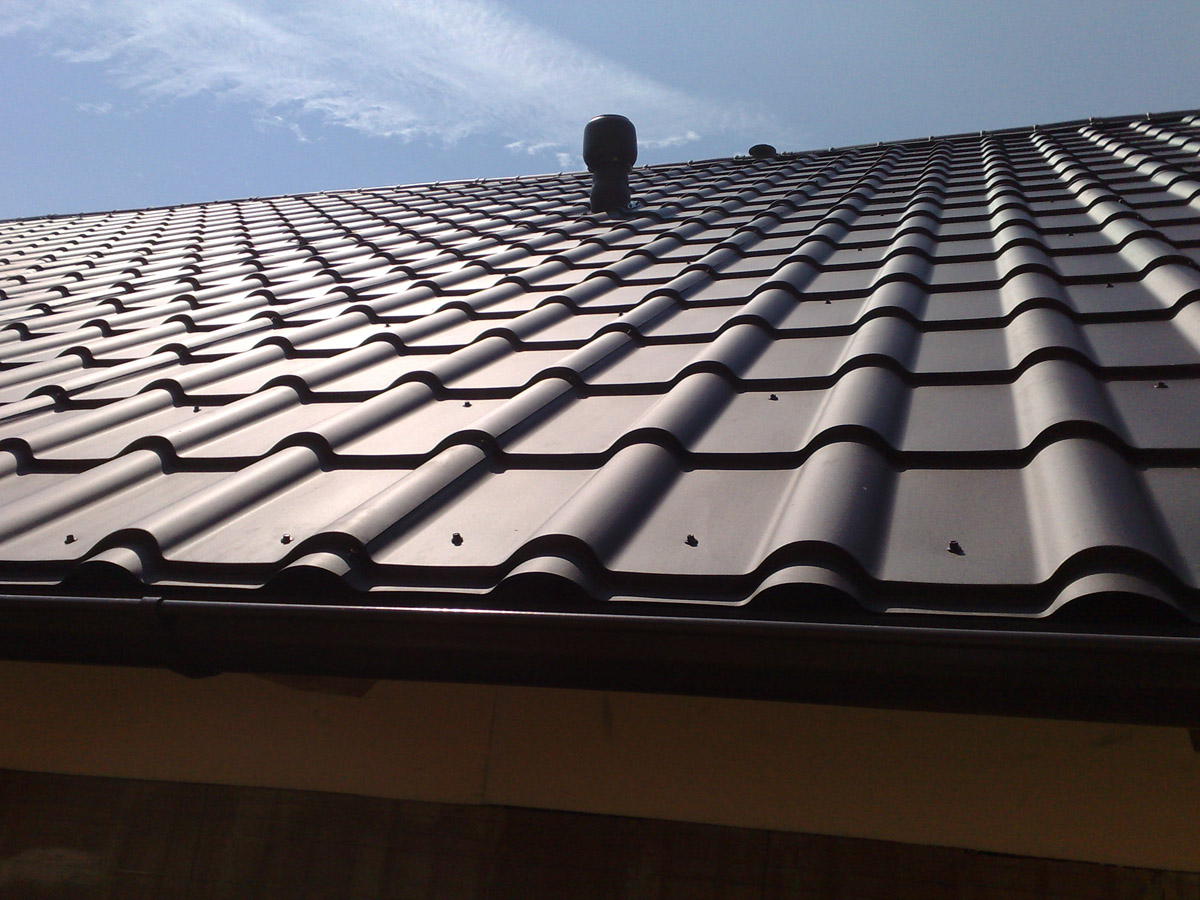 Lindab Mega – v nabídce je ve 14 barvách, 6 matných odstínech, cena od 295 Kč/m² vč. DPH, k dostání se systémem povrchových úprav Classic, Premium i Elite s garancí 15, 20 nebo 30 let