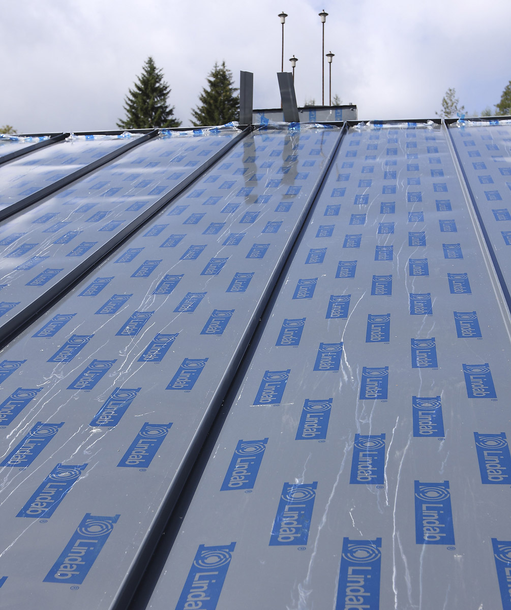 Bezúdržbová krytina se zaklapávacím spojem Lindab Click, průběh jedné z prvních montáží – apartmánový dům Pec pod Sněžkou