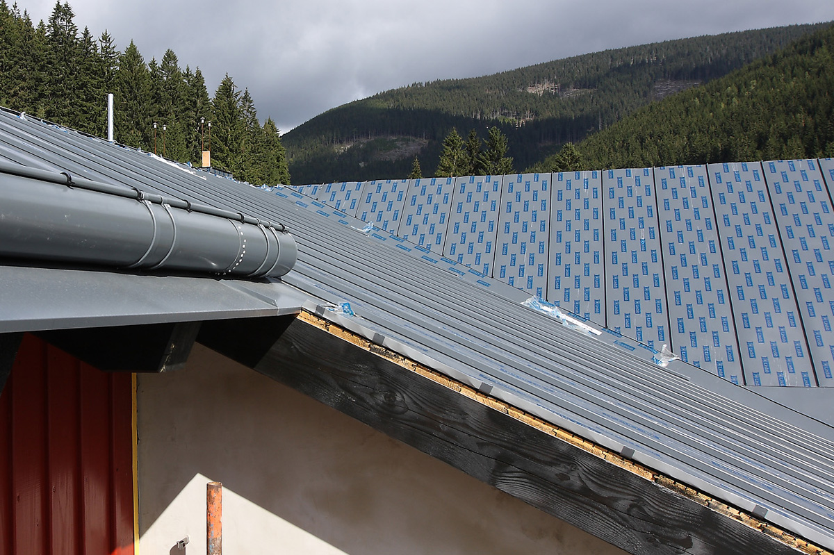 Bezúdržbová krytina se zaklapávacím spojem Lindab Click, průběh jedné z prvních montáží – apartmánový dům Pec pod Sněžkou