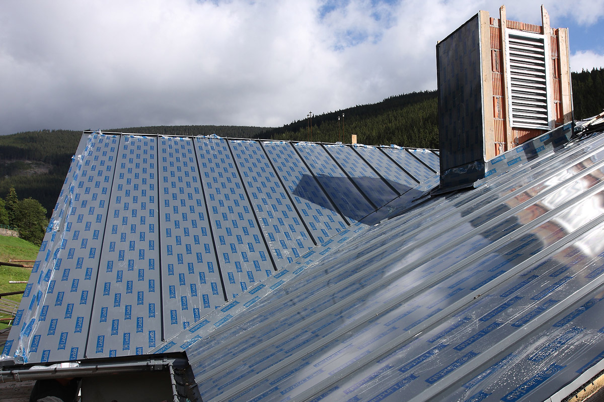 Bezúdržbová krytina se zaklapávacím spojem Lindab Click, průběh jedné z prvních montáží – apartmánový dům Pec pod Sněžkou