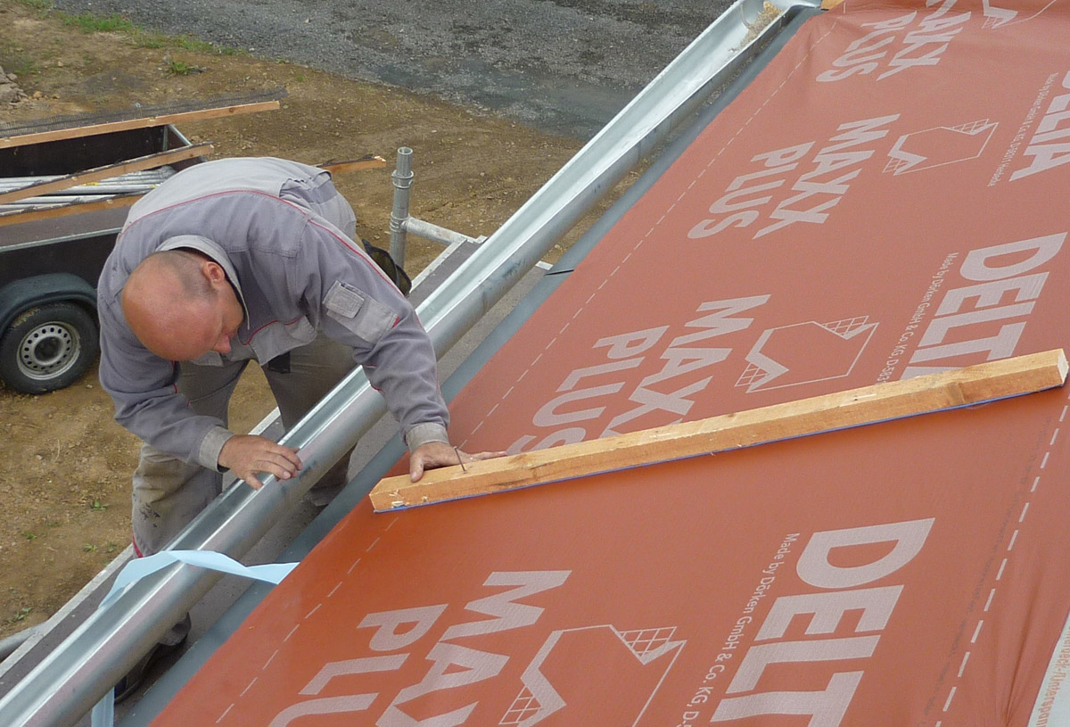 Pojistné hydroizolace DELTA-MAXX PLUS (PU,PES) a DELTA-FOXX PLUS (disperze a PES) na rekonstruovaných střechách – ověřené dlouholetou praxí s vynikajícími mechanickými vlastnostmi, difuzně otevřené a vodotěsné vůči dynamickému namáhání