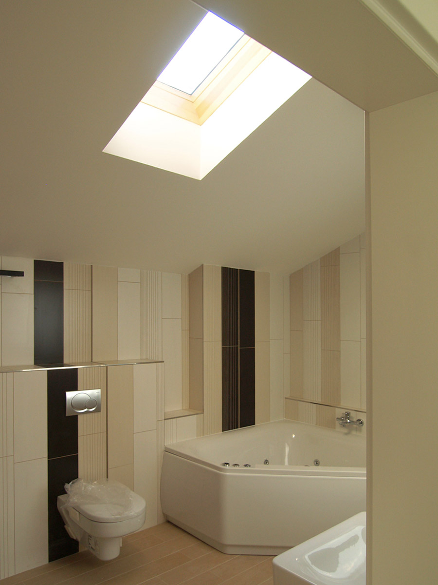 Střešní okno Solara KLASIK v koupelně