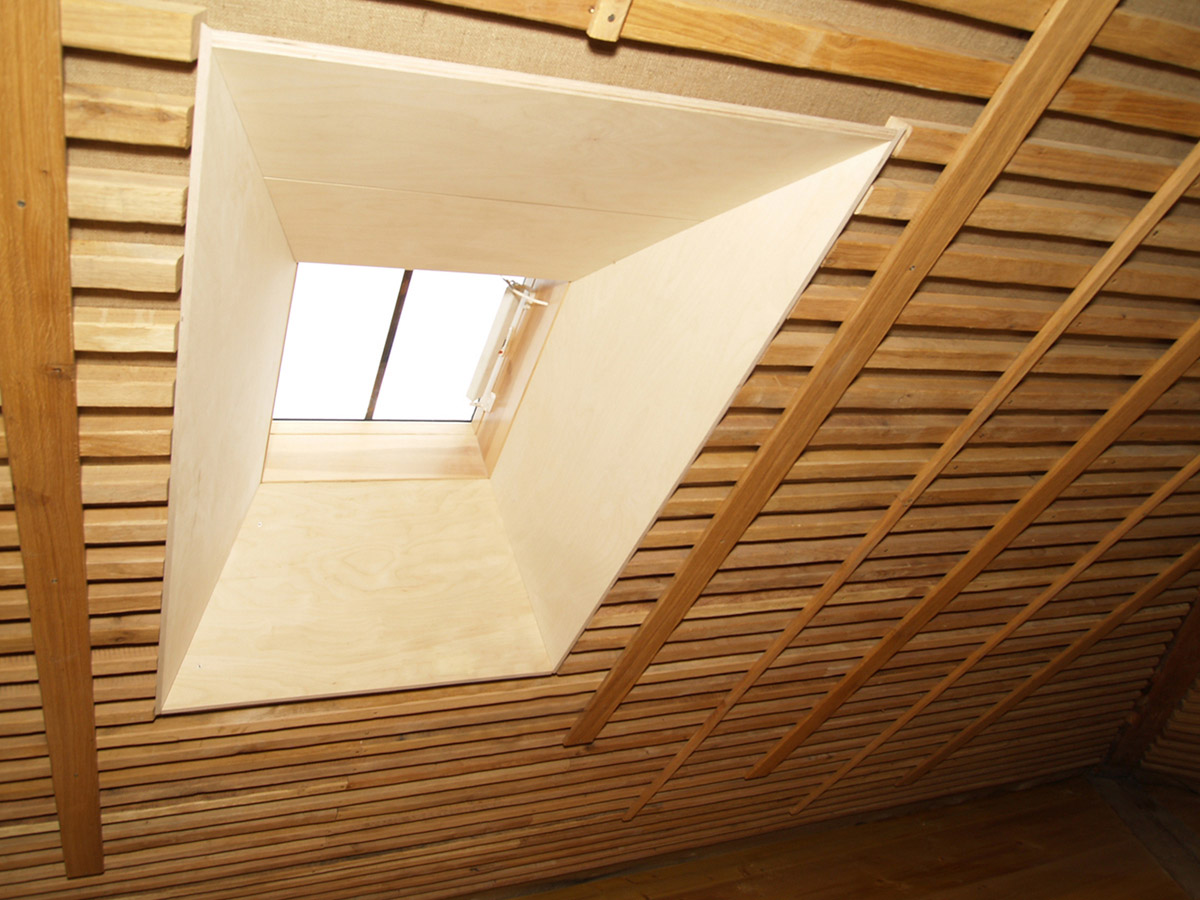 Střešní okno Solara KLASIK, replika kominického výlezu, speciální ostění zasazené do protihlukové stěny, GASK Kutná Hora