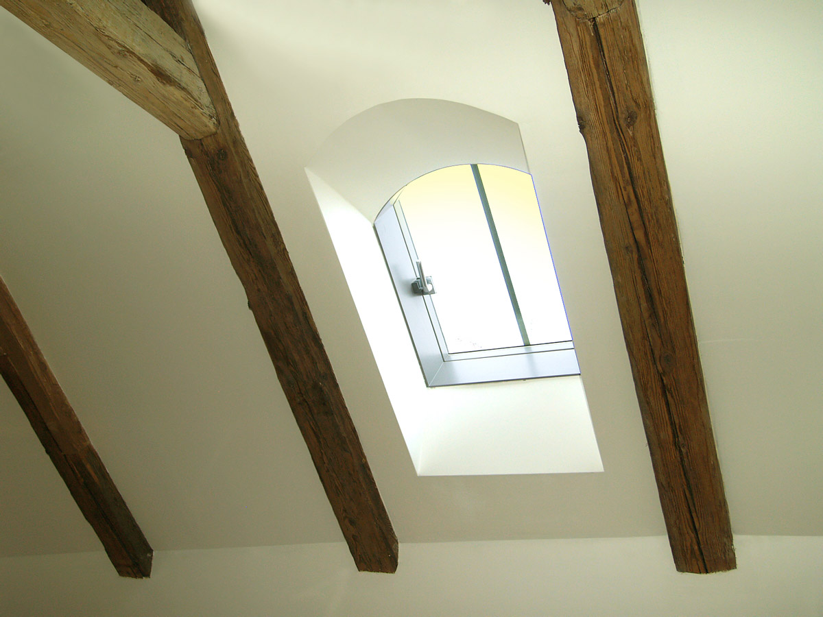 Střešní okno Solara KLASIK Rondo, šedý nástřik masivního dřevěného rámu