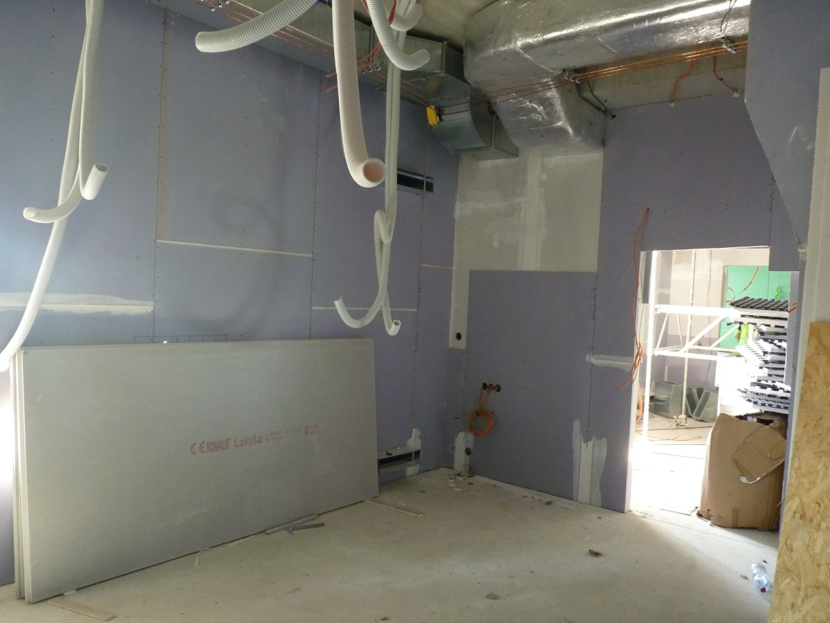 Použití desky La Vita na poliklinice Budějovická, Praha 4. La Vita zde působí jako první vrstva clonící vlnám a desky Diamant chrání před poškozením