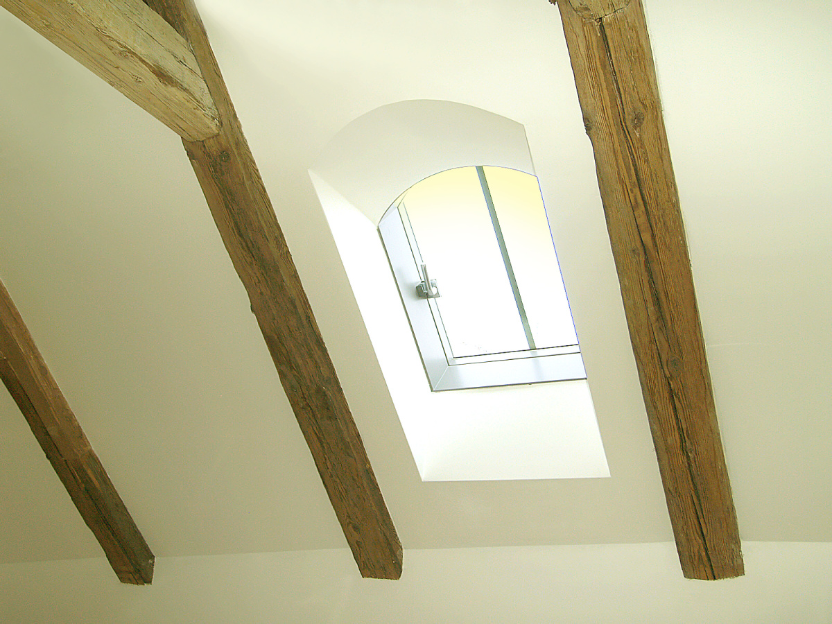 Solara KLASIK Rondo, replika střešního výlezu s izolačními parametry střešního okna a maximální plochou zasklení vzhledem k rozměru