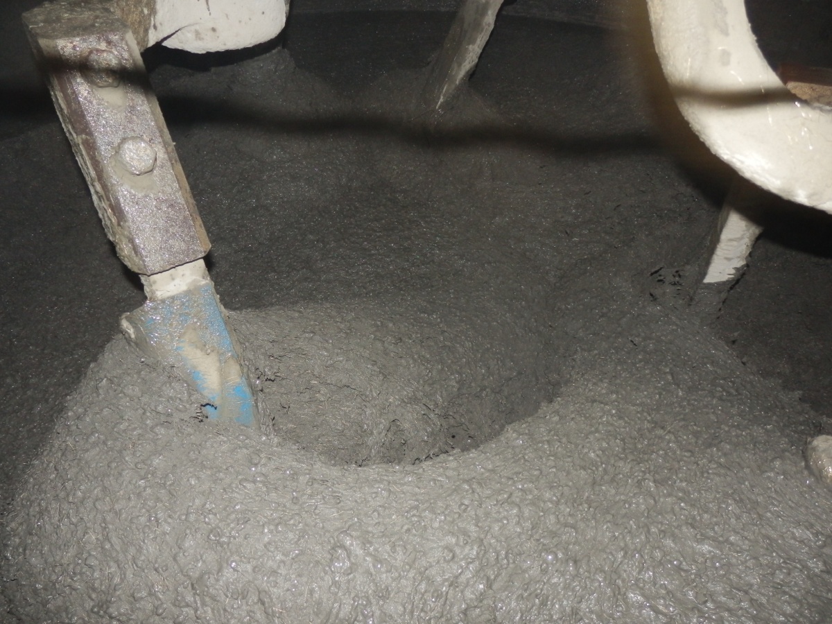 Obr. 3: Pohled do míchacího jádra při výrobě UHPC 