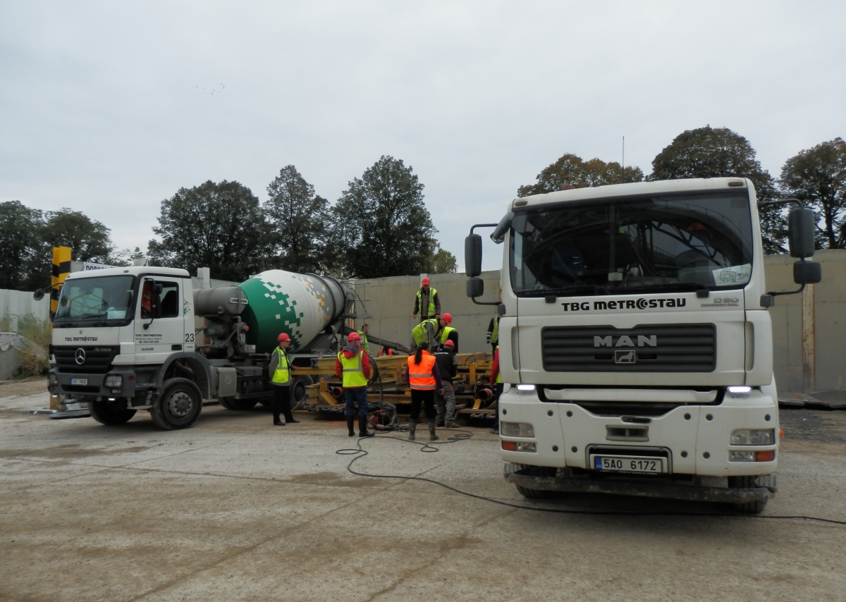 Obr. 6: Ukládka UHPC do konstrukce zároveň ze dvou autodomíchávačů 