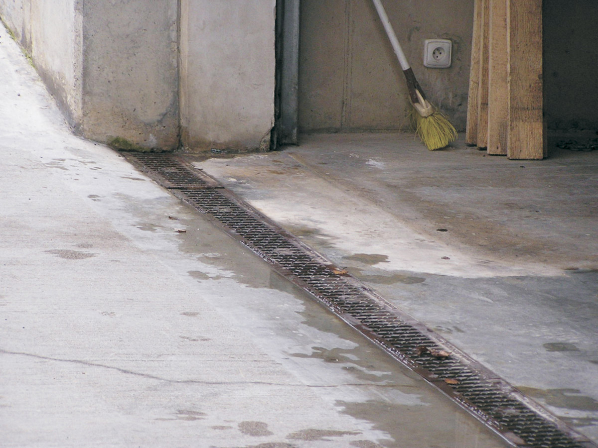 Obr. 1: Část rampy ke garáži a žlábek odvodnění