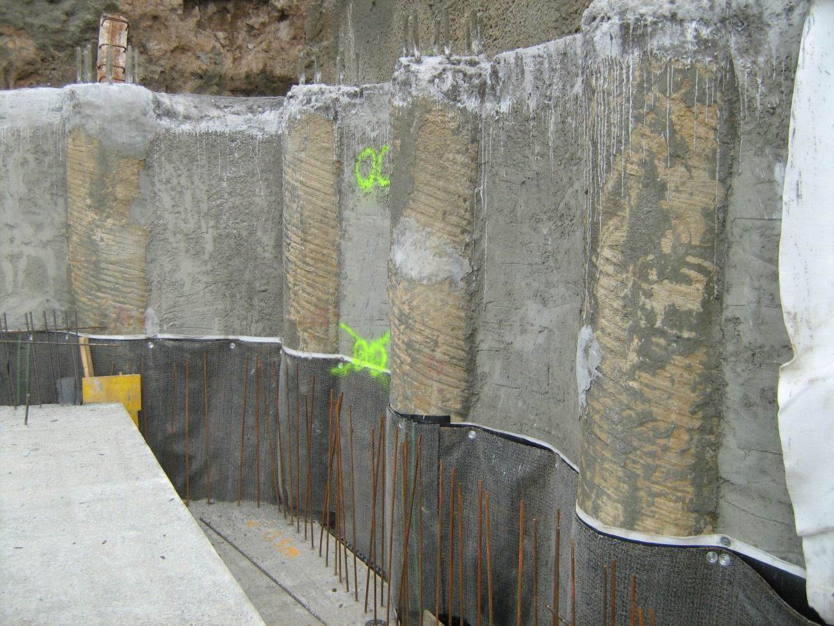 Obr. 7: Bentonitová izolace na stěně suterénu