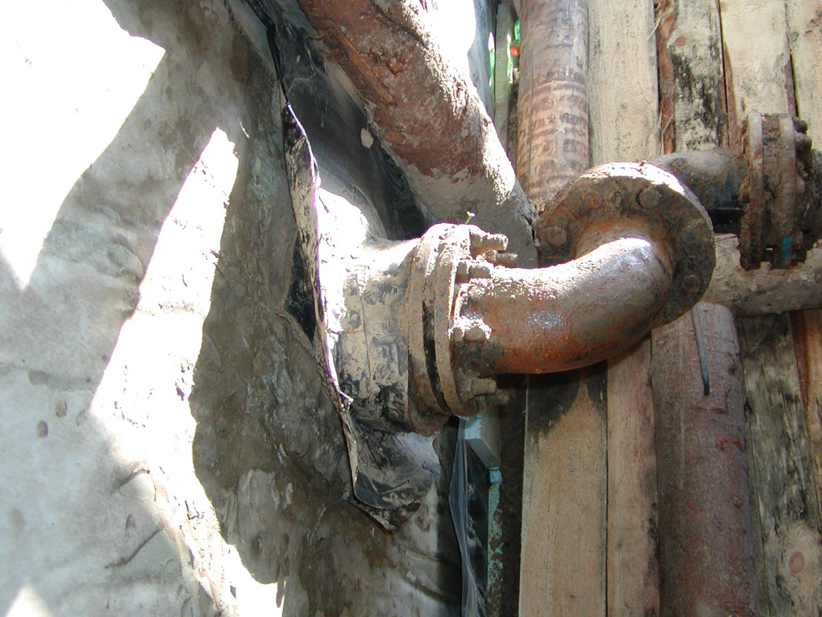 Obr. 8: Prostup bentonitovou rohoží v zadržené vodě – vrstvy jen přiloženy