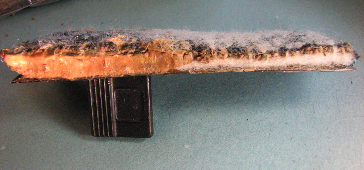 Obr. 9: Rohož s bentonitem, levá část nabotnalá po ponoření do vody, jednou vrstvou je pórovitá textilie