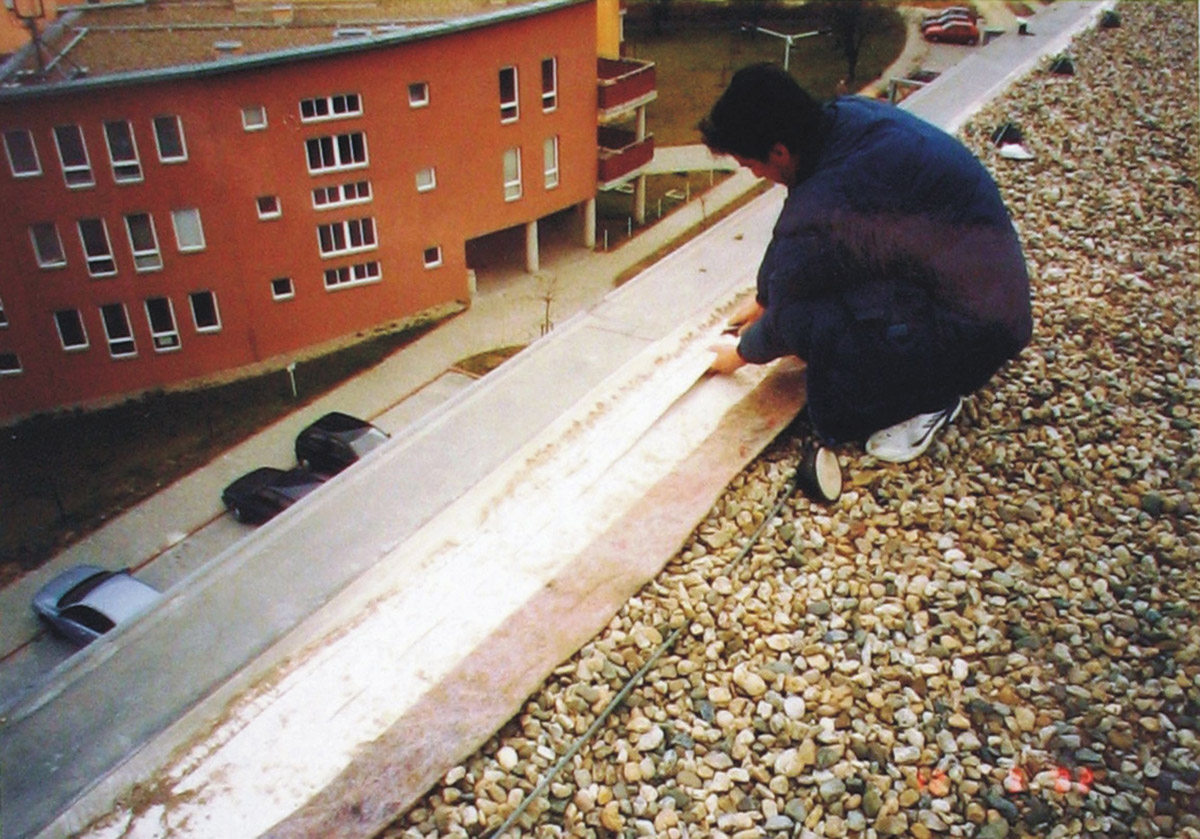 Obr. 16 a: Vkládání pruhu izolace do obvodu střechy