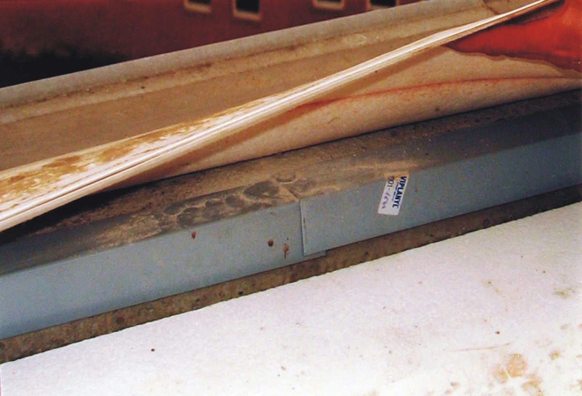 Obr. 16 b: Vkládání pruhu izolace do obvodu střechy