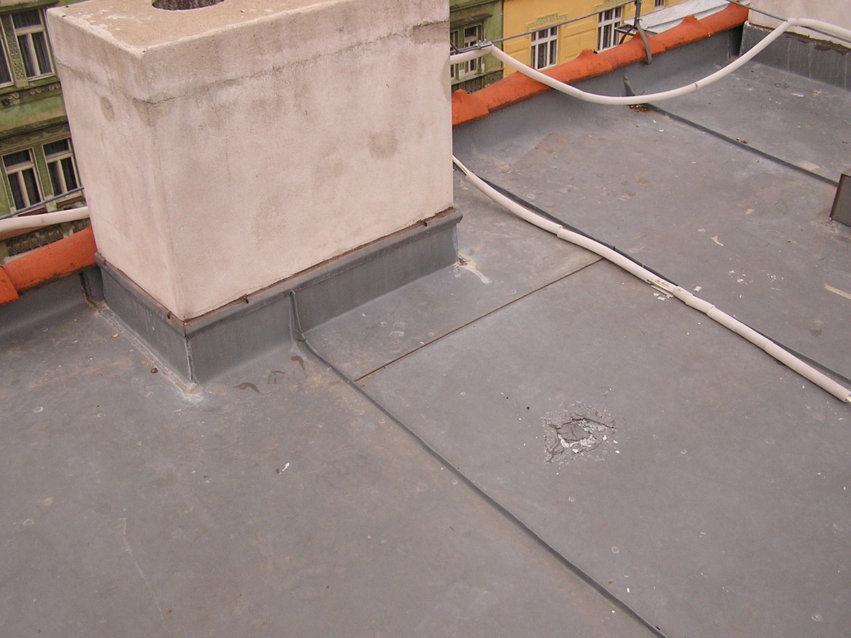 Obr. 19: Příklad rychlé koroze TiZn na střeše v Praze