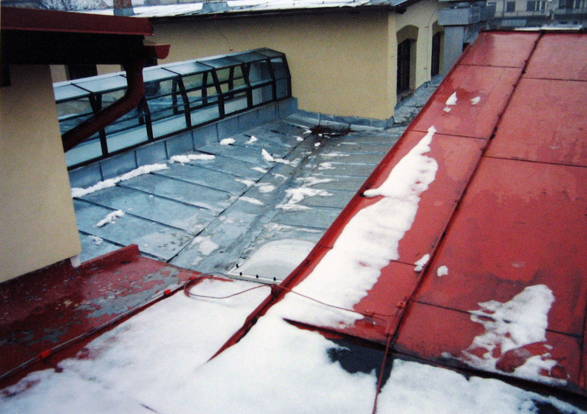 Obr. 21: Úžlabí bez spádu a správného odtoku – vada projektu