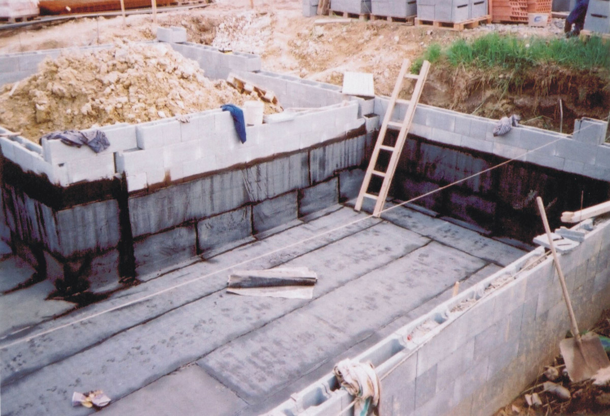 Obr. 25: Asfaltová izolace do vany s rizikovým natavením v patě stěny