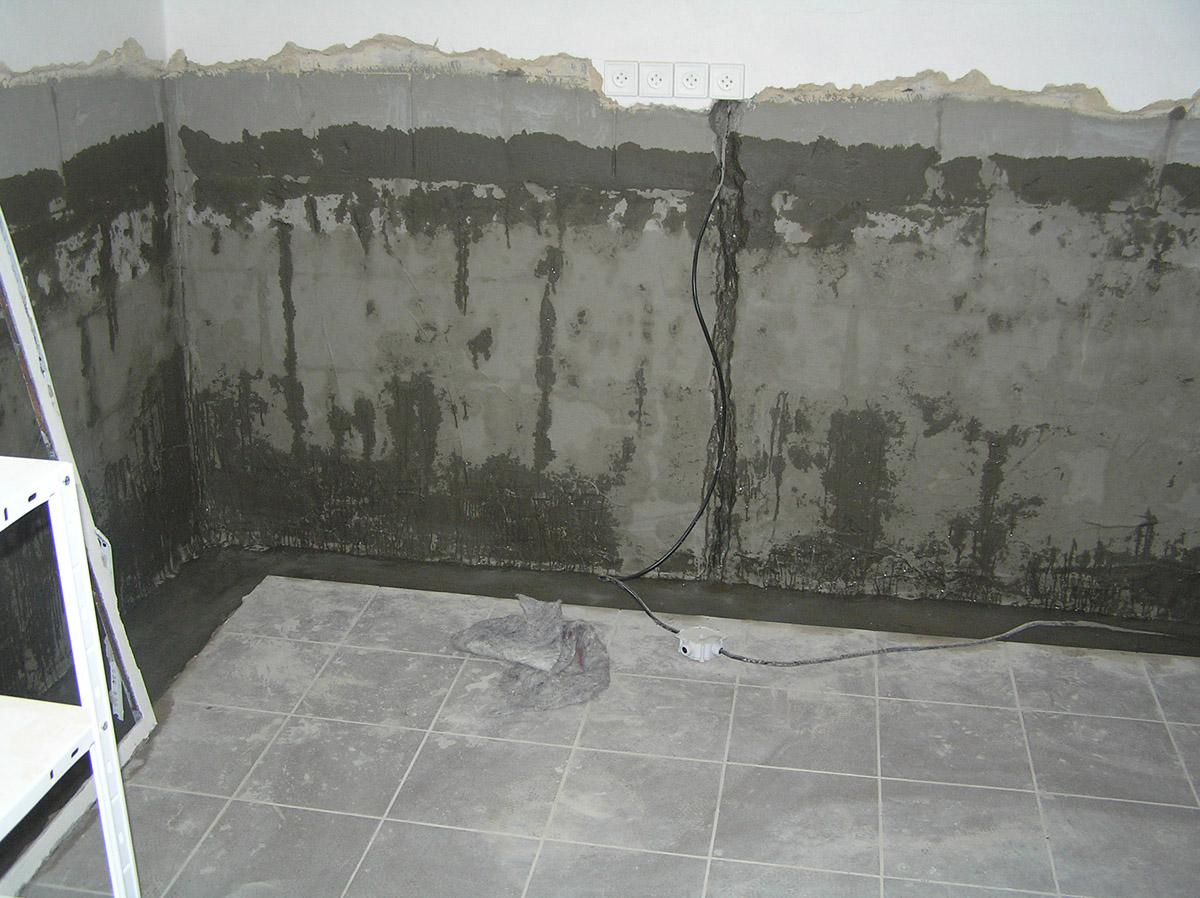 Obr. 27: Nátěrem NAVOM prosakuje voda, zachycovaná žlábkem