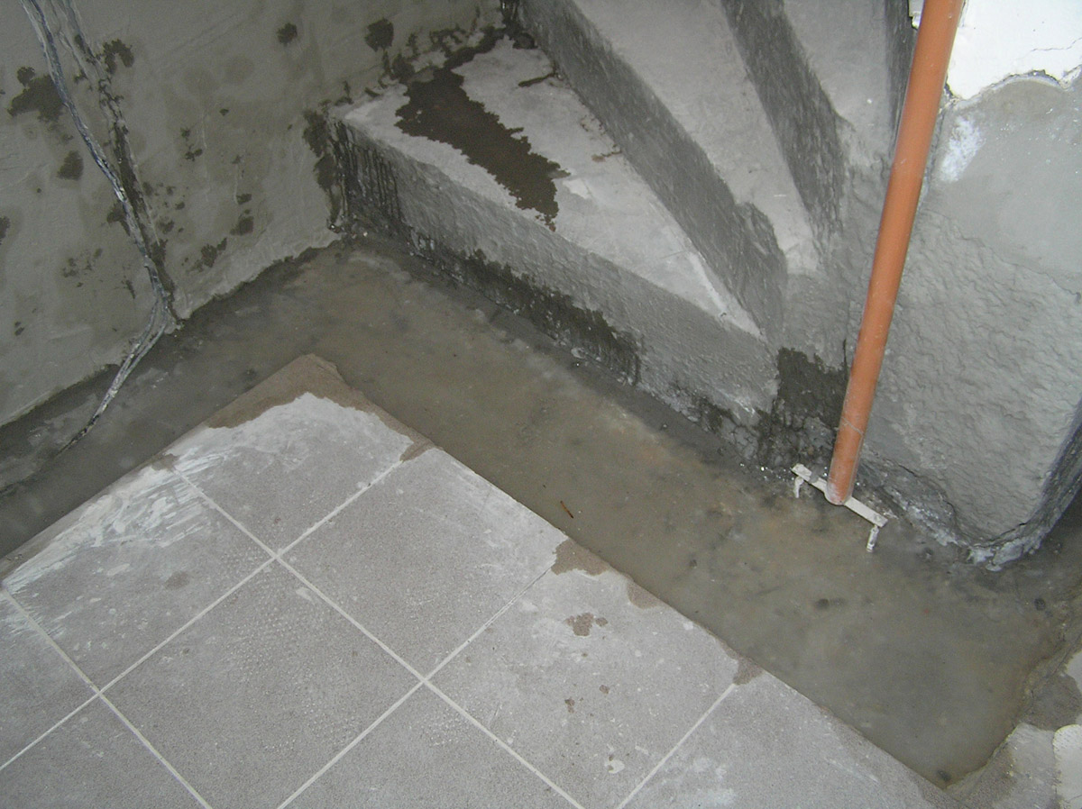 Obr. 28: Uzavřít schodiště do hydroizolace dokáže jen opravdový izolatér-umělec