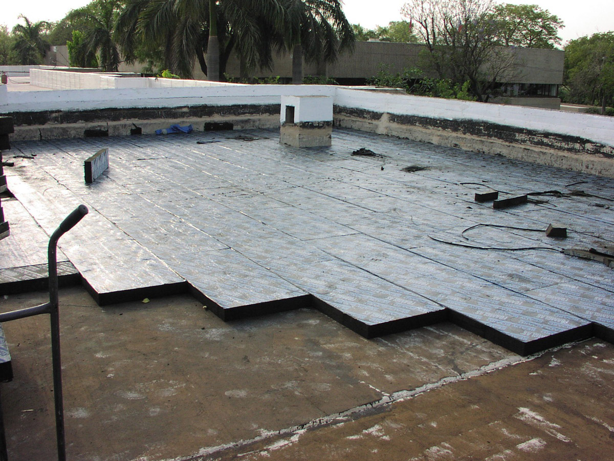 Obr. 30: Pěnové sklo kladené na asfaltovou pomocnou izolaci leží ve vaně bez odvodnění a bez možnosti kontroly