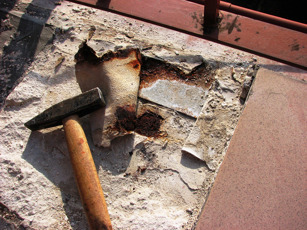 Obr. 31: Příklad nesprávně použitého materiálu – rezavějící netěsné napojení na plech. Kombinace stěrky Schönox, špatně použitých vložek a lepicího tmelu. 